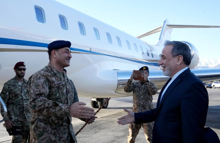 قائد الجيش الباكستاني يصل إلى العاصمة الإيرانية طهران (صور)