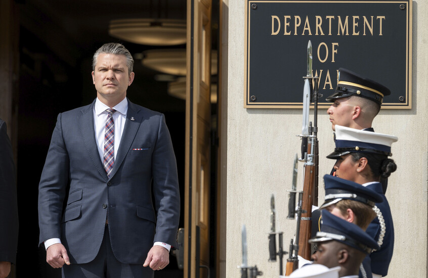 "أكسيوس": الديمقراطيون في الكونغرس الأمريكي يتحركون لعزل وزير الحرب