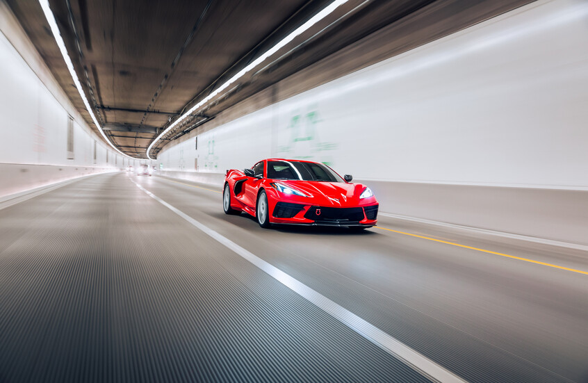 بالفيديو.. لحظة مرعبة لانقلاب و"طيران" كورفيت بسرعة جنونية واصطدامها بمعرض مازيراتي