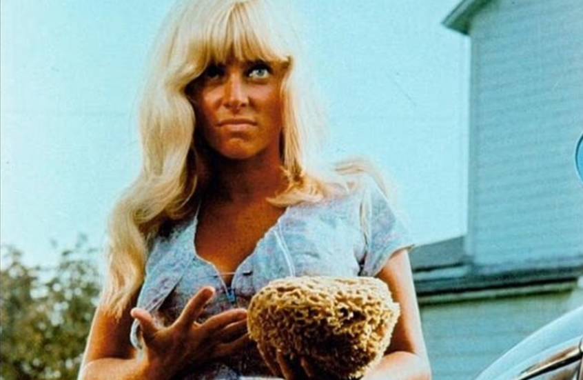 وفاة  جوي هارمون.. أيقونة الستينيات الشقراء التي خطفت الأنظار في "غسيل السيارات"