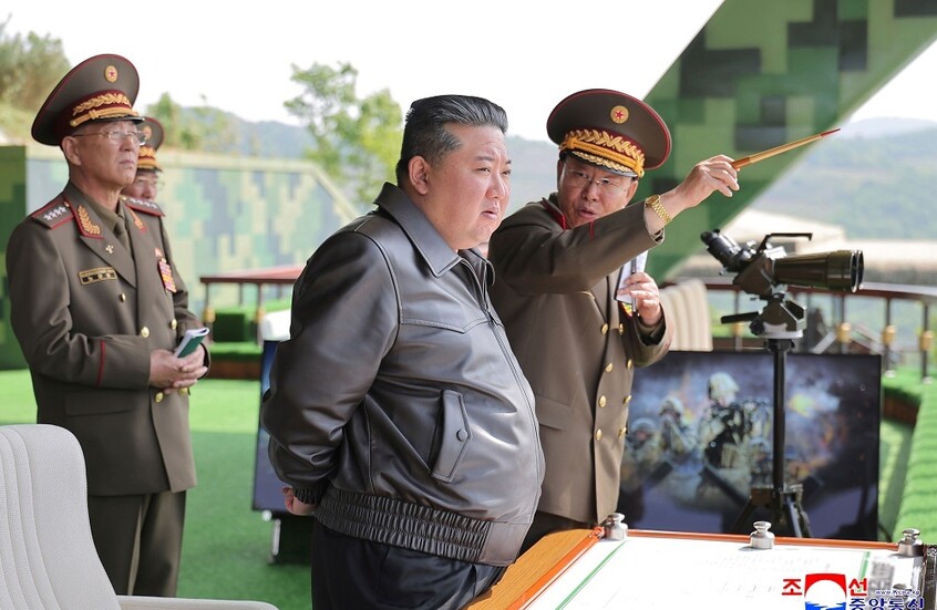 كيم يشرف على مسابقة مدفعية بمناسبة ذكرى ميلاد مؤسس كوريا الشمالية