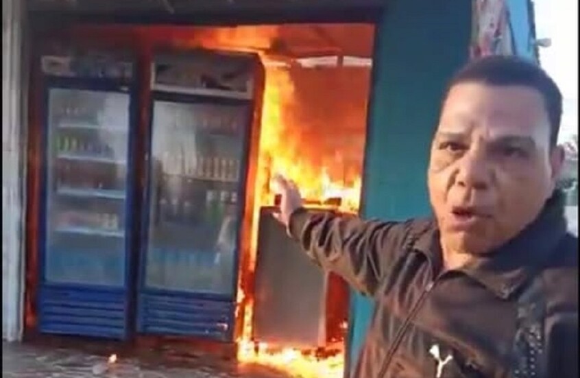 فيديو.. مصري يحرق محل عمله اعتراضا على إزالته