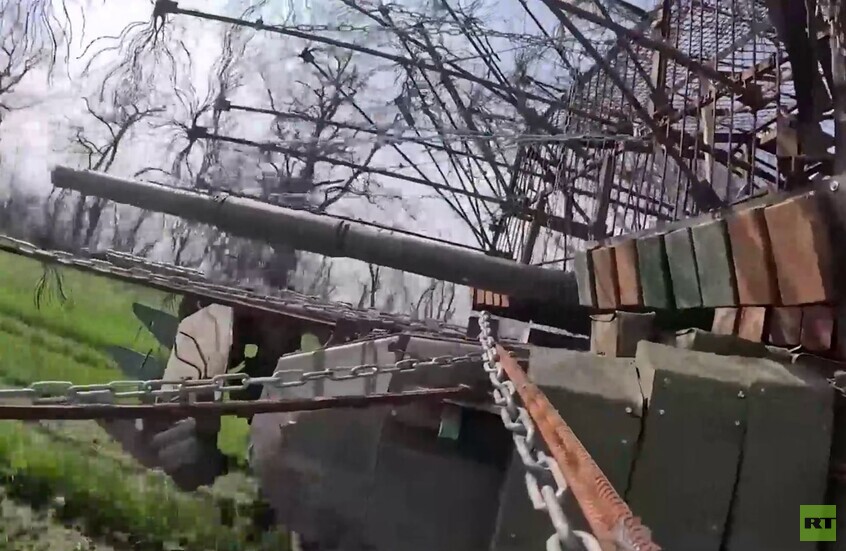 مقاطعة زابوروجيه.. دبابة "تي-90 إم" الروسية تستهدف معقلا للقوات الأوكرانية