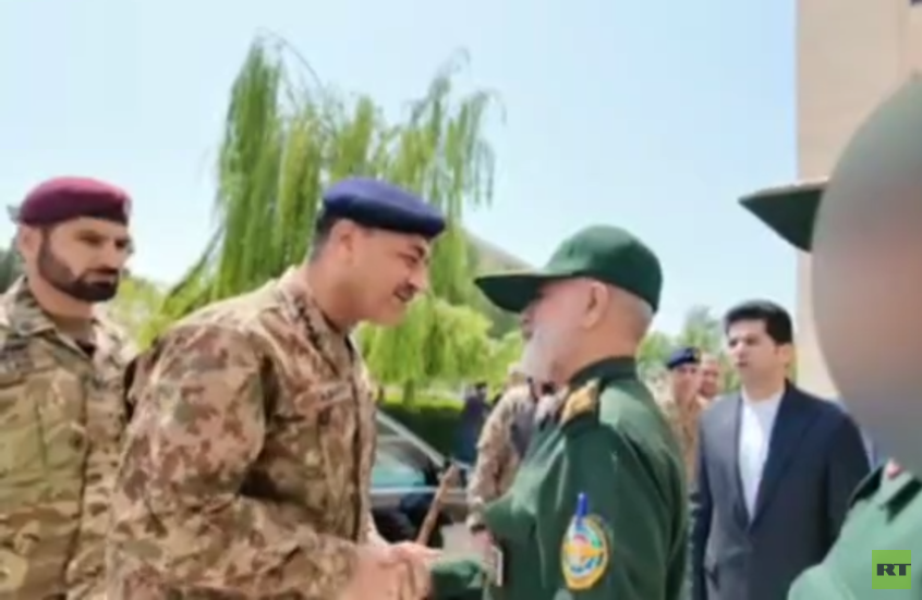 قائد مقر خاتم الأنبياء المركزي اللواء الطيار علي عبد اللهي وقائد الجيش الباكستاني عاصم منير