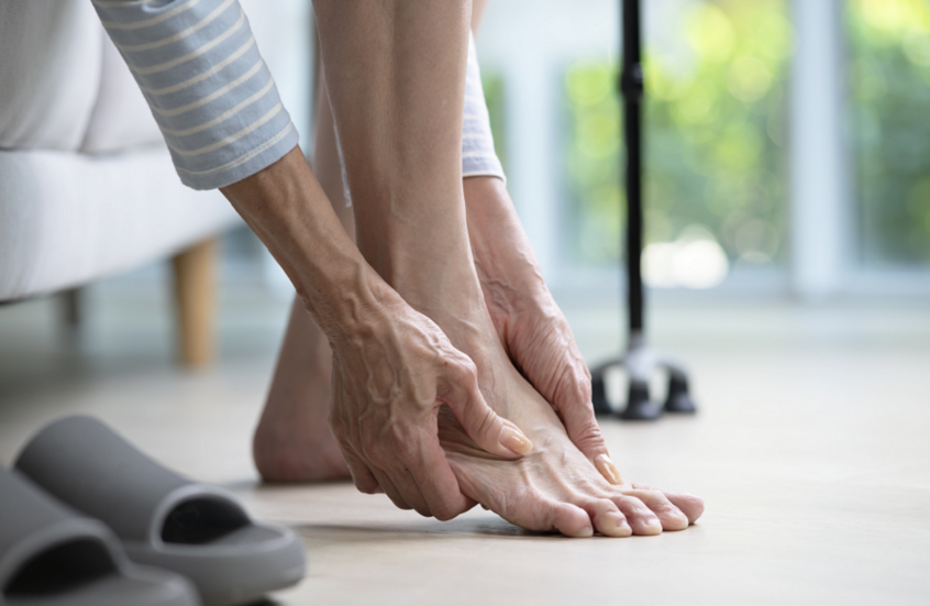 علامة مزعجة في القدمين قد تكشف أمراضا خطيرة