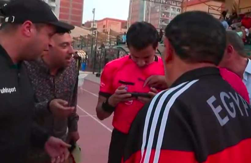 "ألغى ركلة جزاء بالتليفون".. أزمة تحكيمية بدوري المحترفين المصري بسبب تصرف غريب للحكم