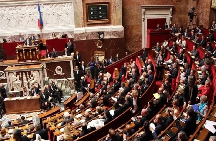 فرنسا.. نواب ماكرون يسحبون مشروع "قانون يادان" المثير للجدل