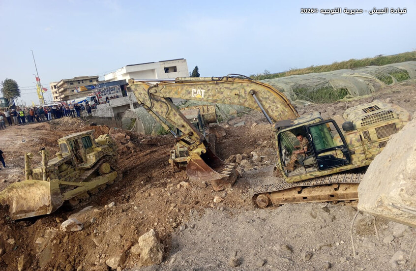 الجيش اللبناني يعمل على فتح جسر القاسمية البحري بعد تدميره في غارة إسرائيلية (فيديو + صور)