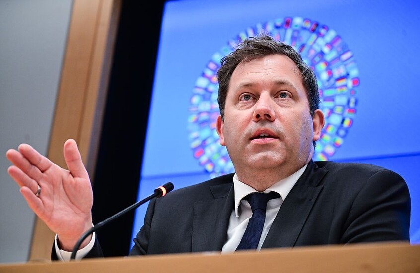 نائب المستشار الألماني يدعو لتشكيل شبكة عالمية للقوى التقدمية لمواجهة "اليمين العالمي" وترامب