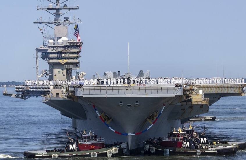 اندلاع حريق على متن حاملة الطائرات الأمريكية النووية "يو إس إس دوايت دي أيزنهاور"