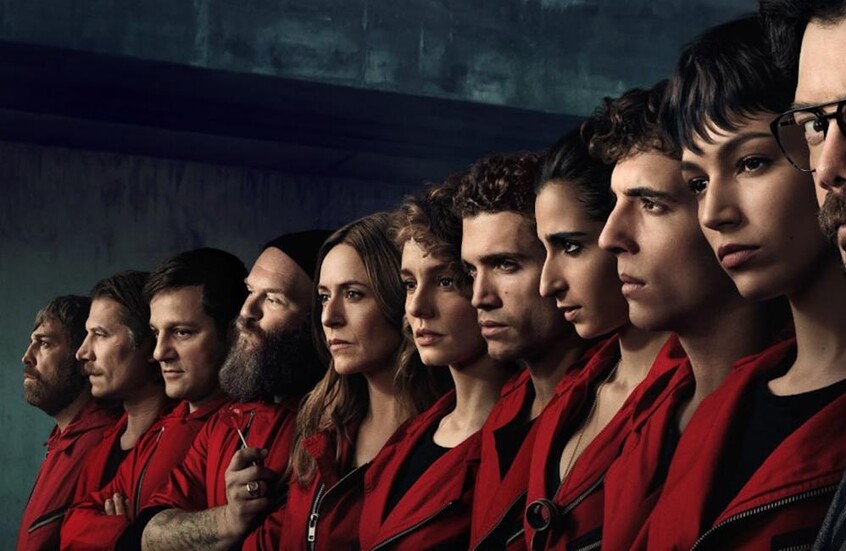 على طريقة "لا كاسا دي بابيل".. لصوص يسرقون بنكا ويحتجزون رهائن في إيطاليا ويفرون في مشهد سينمائي