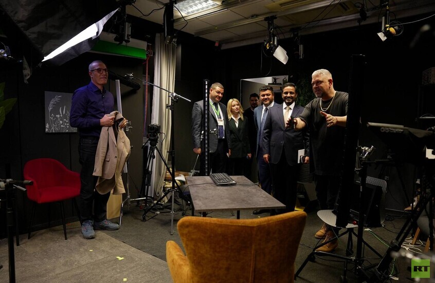 وفد إماراتي يزور قناة "RT Arabic"