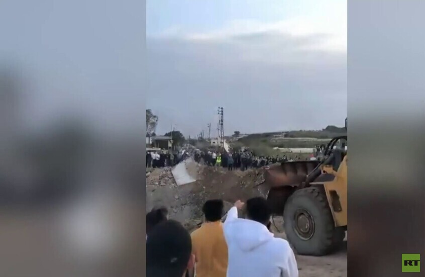 جنوب لبنان.. أعمال إعادة فتح جسر القاسمية بعد استهدافه من قبل غارة إسرائيلية