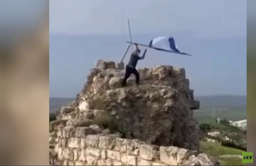 لبناني يزيل العلم الإسرائيلي عن قلعة شقيف جنوب البلاد (فيديو)