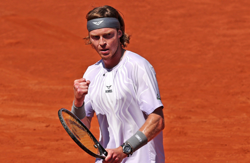 الروسي روبليف يصعد إلى نصف نهائي بطولة برشلونة للتنس