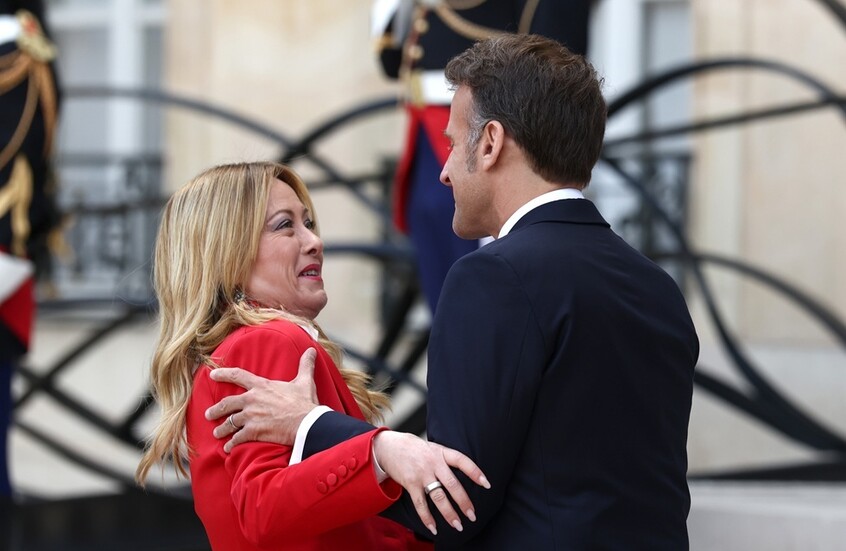 ماكرون يحرج ميلوني باحتضانه الشديد لها على هامش مؤتمر باريس (فيديوهات)
