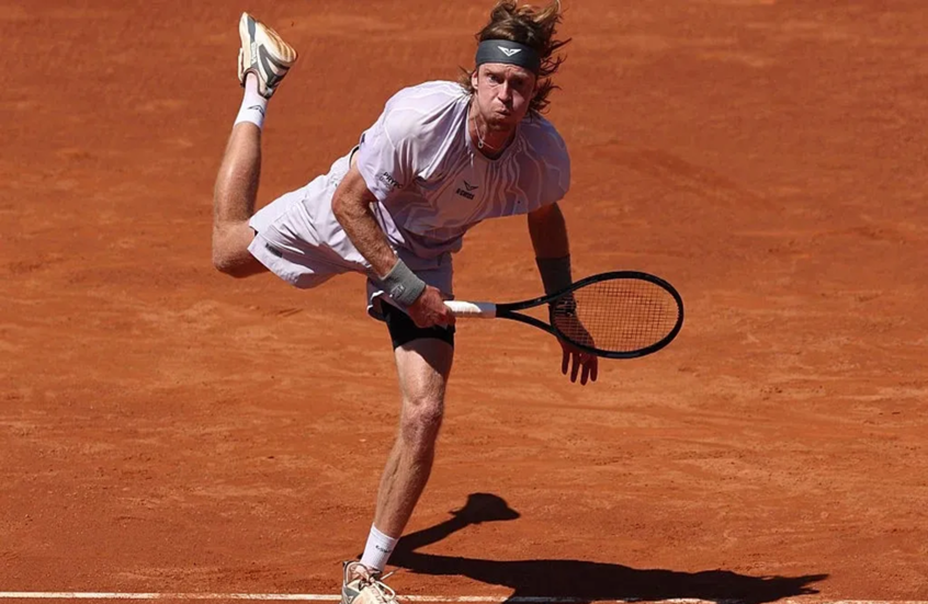 الروسي روبليف يتأهل إلى نهائي بطولة برشلونة للتنس للمرة الأولى في مسيرته