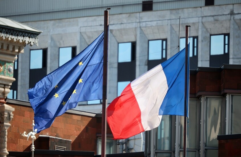 سياسي فرنسي: أوروبا تحاول توريط باريس في حرب ضد روسيا