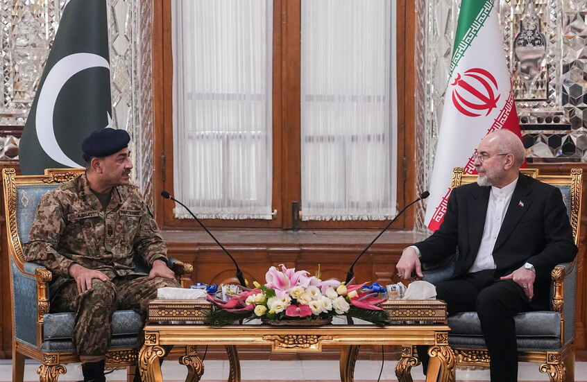 قائد الجيش الباكستاني، المشير سيد عاصم منير (يسار)، يلتقي كبير المفاوضين الإيرانيين ورئيس البرلمان الإيراني، محمد باقر قاليباف الثلاثاء الماضي لتسهيل محادثات السلام بين الولايات المتحدة وإيران.
