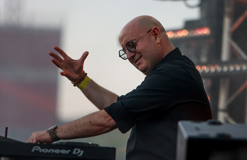 "الكاهن الدي جي" يحيي حفلا موسيقيا في بوينس آيرس والحضور بالآلاف (صور+فيديو)