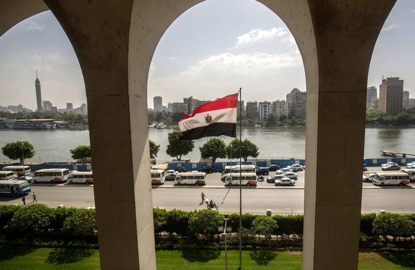 أول مسؤول خليجي يزور مصر منذ بدء الهجمات الإيرانية على دول الخليج