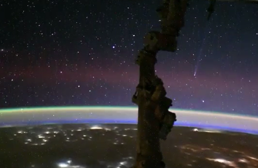 يدور حول الشمس مرة واحدة كل 170 ألف عام!.. رائد روسي يوثق لقطات نادرة لمذنب من الفضاء (فيديو)