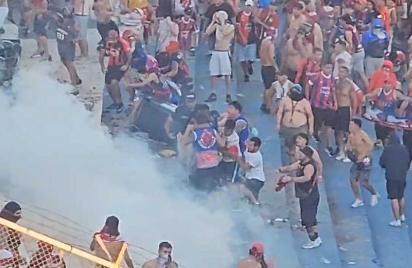 اشتباكات دموية في المدرجات تتسبب في إلغاء "كلاسيكو" باراغواي (فيديو)