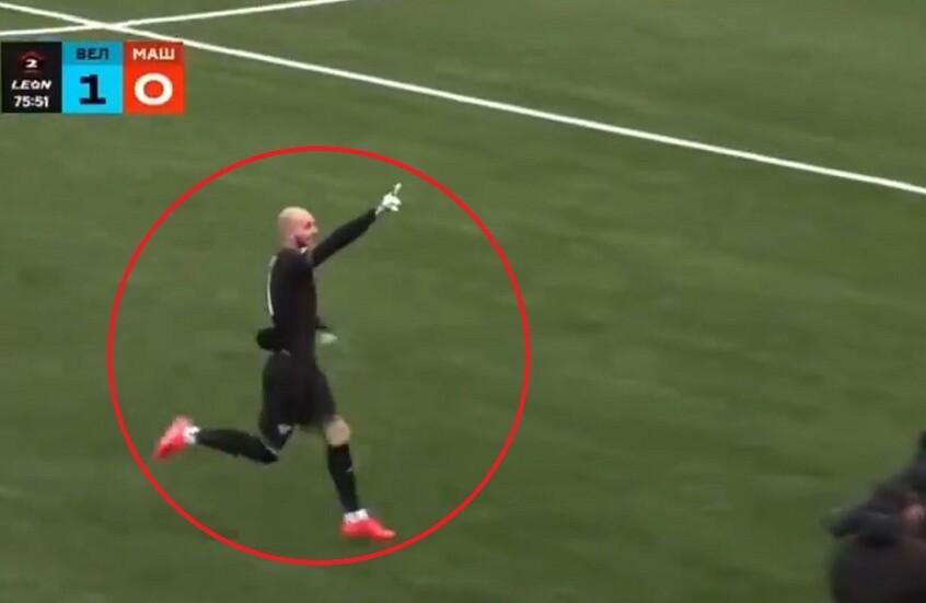 من مسافة 100 متر.. حارس مرمى يسجل هدفا رائعا ويخرج من الملعب للاحتفال مع والدته