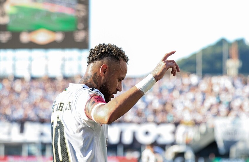 نيمار يهرب من جماهير سانتوس (فيديو)