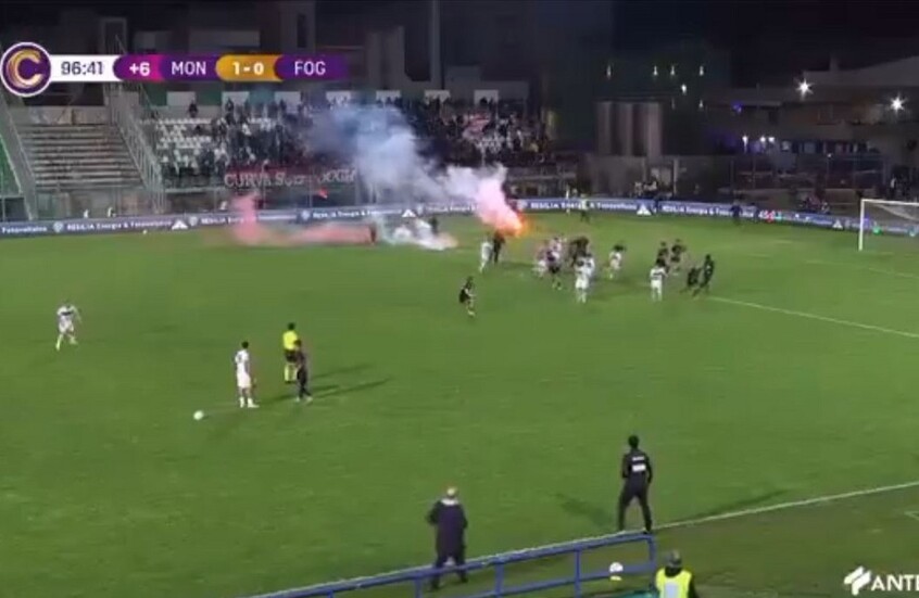 شاهد.. هروب اللاعبين بعد اقتحام ملثمين أرض الملعب (فيديو)