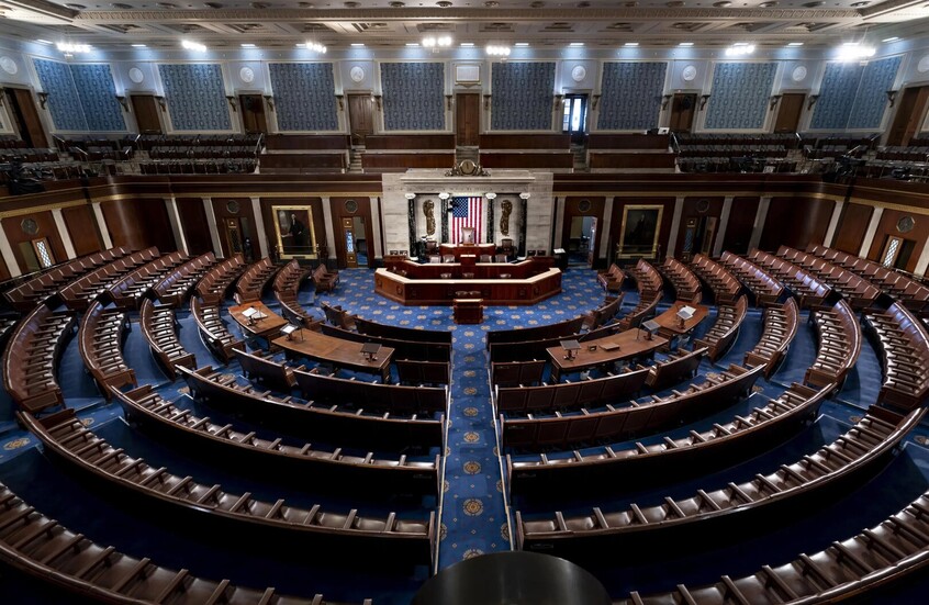 النواب الأمريكي يتجه نحو إجراء تصويت نادر على طرد عضوين من المجلس (صورة)