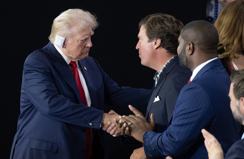 تاكر كارلسون: ضميري يؤنبني بسبب ترامب (فيديو)