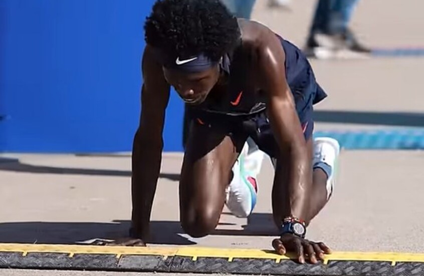 لحظة درامية.. عداء يكمل السباق على أطرافه الأربع (فيديو)