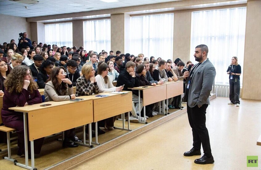 مراسل RT Arabic  الحربي محمد قصاب يقدم ورشة متخصصة في يكاترينبورغ حول تغطية مناطق الصراع