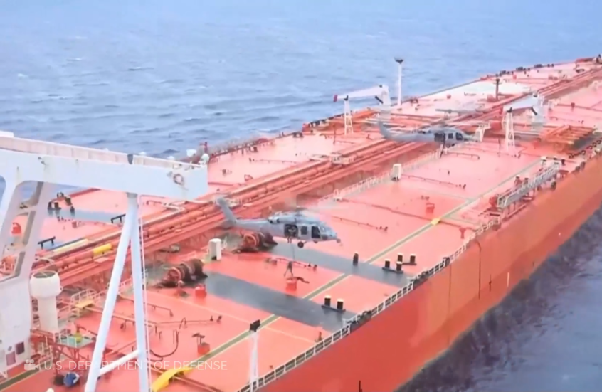 مشاهد لسيطرة القوات الأمريكية على ناقلة نفط في المحيط الهندي