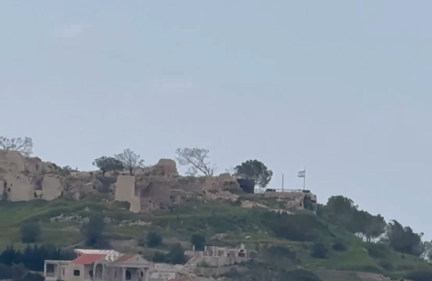 رفع العلم الإسرائيلي فوق قلعة بلدة شمع الأثرية في جنوب لبنان