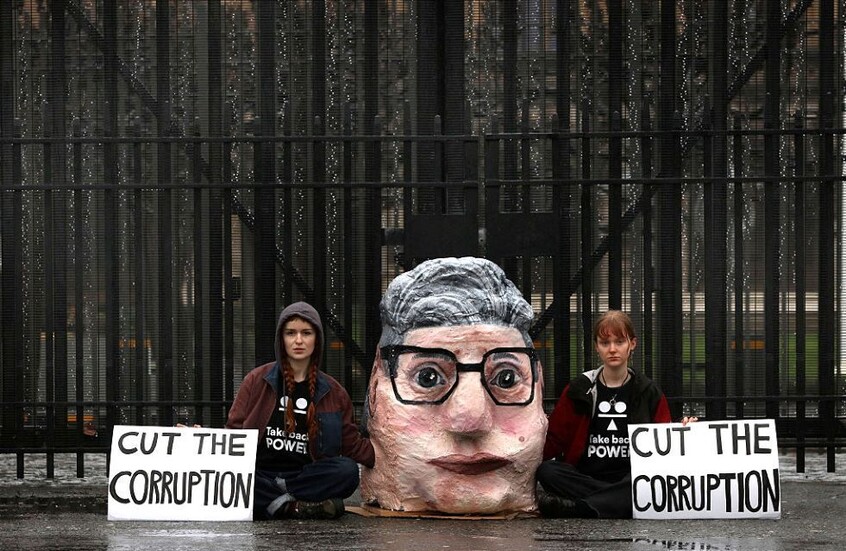 رئيس الوزراء البريطاني تحت ضغط ملفات إبستين