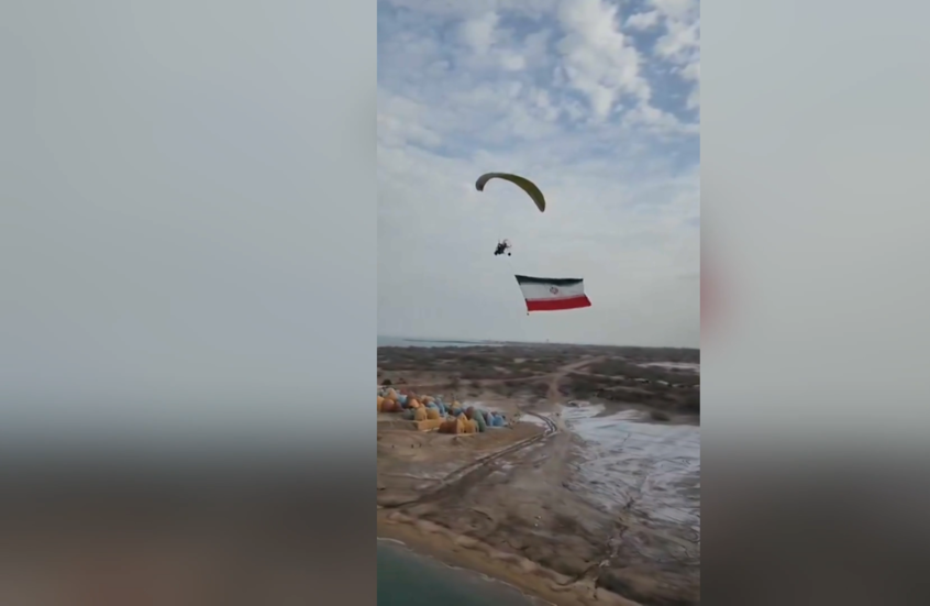 رفع العلم الإيراني فوق جزيرة هرمز
