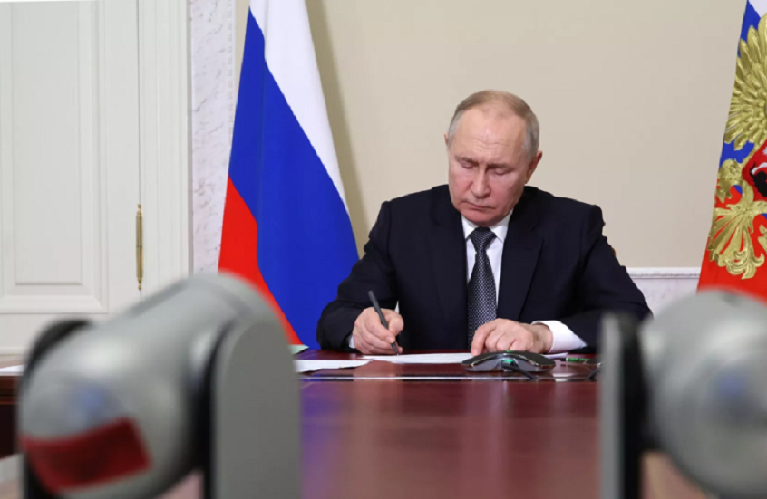 بوتين يصدر مراسيم بمنح أوسمة رفيعة لرموز الثقافة والإعلام تقديرا لدورهم في صياغة الهوية الروسية