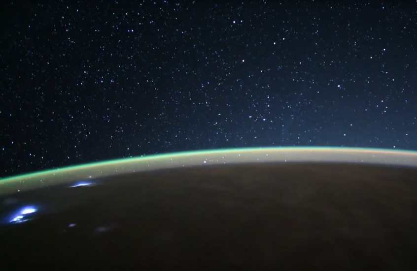 رائد روسي يوثق عدة ظواهر كونية في مقطع فيديو مميز