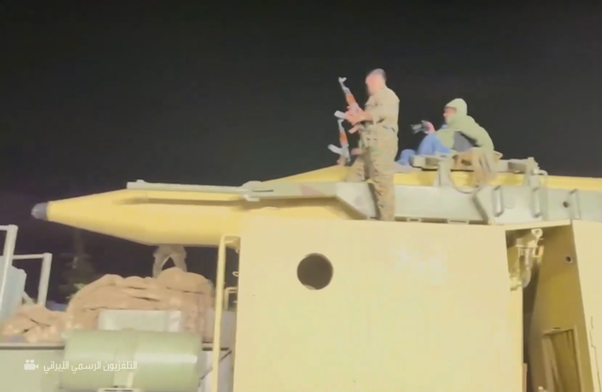 قوات إيرانية تستعرض صاروخ "خرمشهر" في طهران