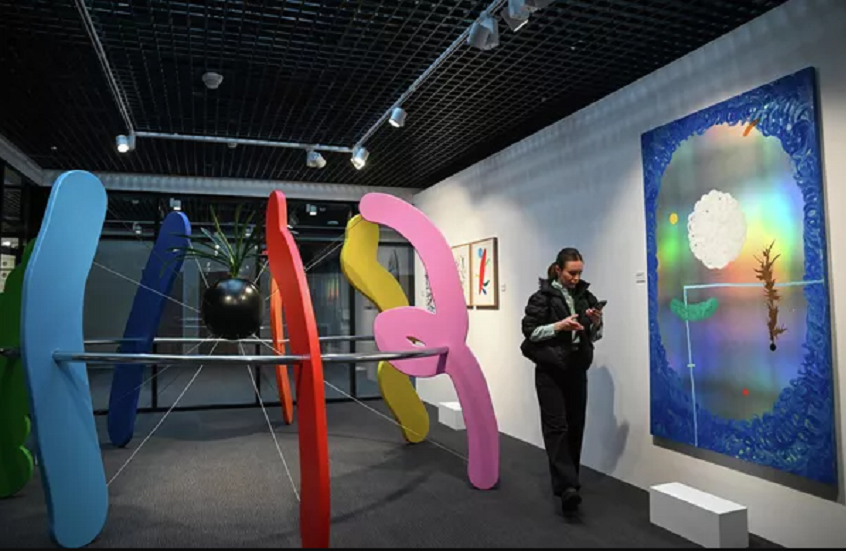 "معا".. أول معرض للفن المعاصر داخل مستشفى الأورام في موسكو (صور)