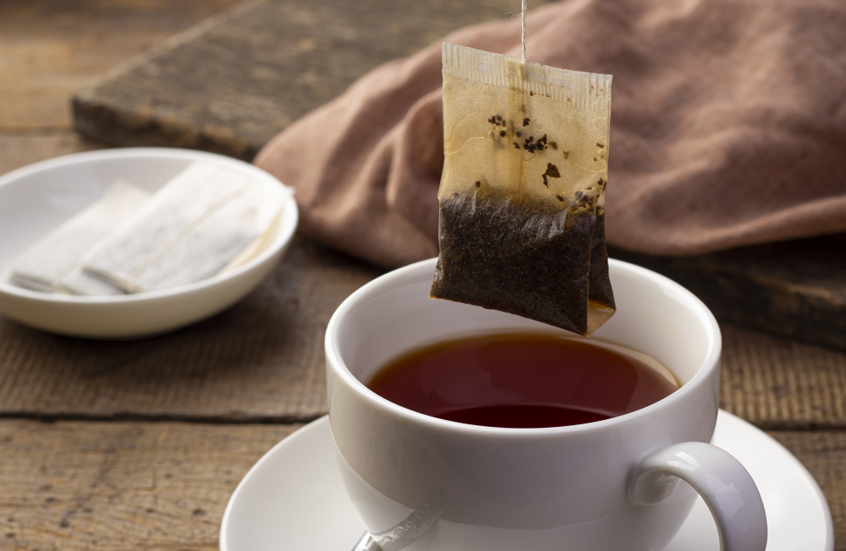 خطر خفي في أكياس الشاي يثير مخاوف صحية