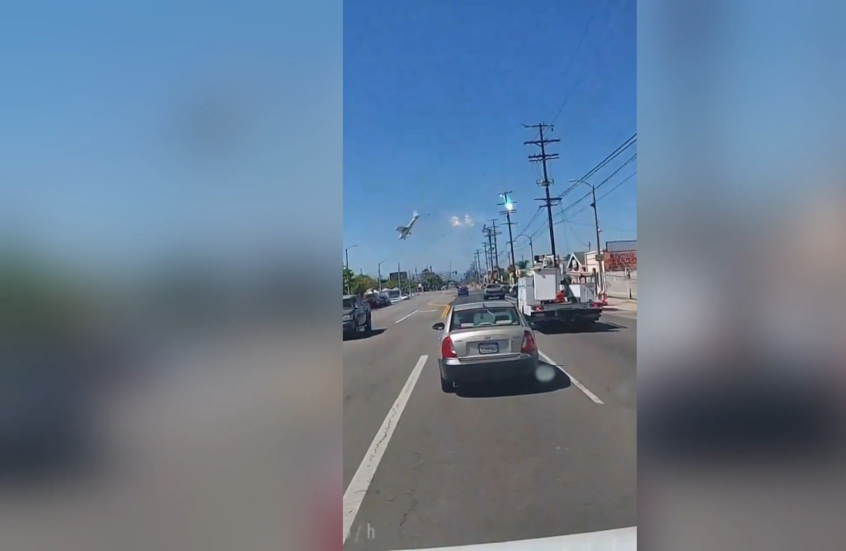 لحظة تحطم طائرة خفيفة بعد اصطدامها بخطوط كهرباء في كاليفورنيا