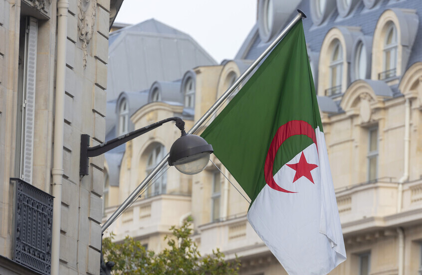 "فضيحة حوريات".. الجزائر تصدر حكما بسجن روائي فرنسي جزائري 3 سنوات (صورة)