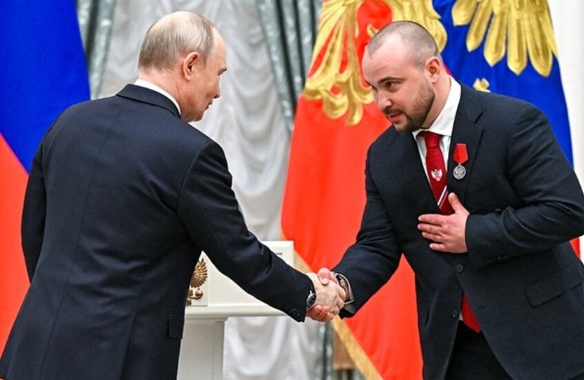 موقف طريف يجمع بوتين وبطل الملاكمة بيسبوتين