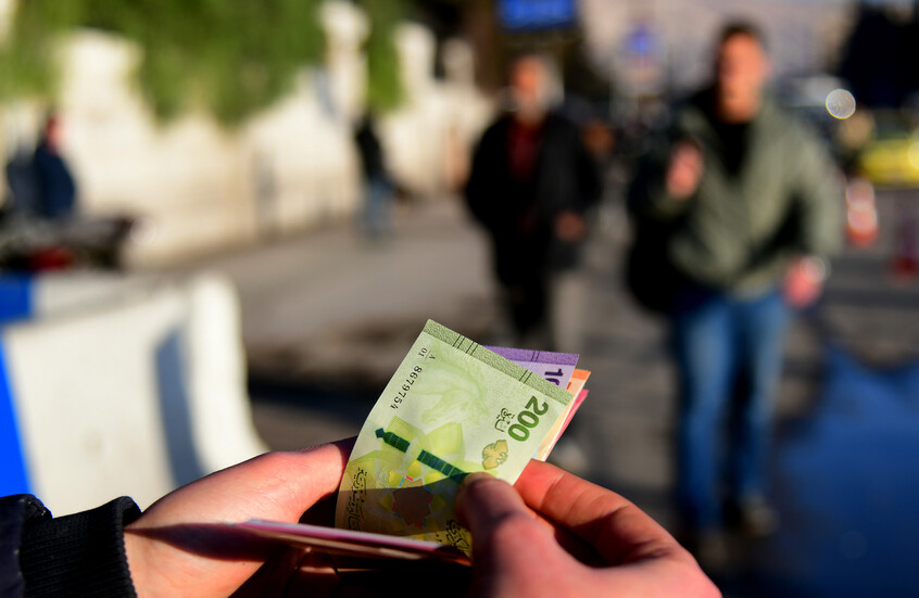 المركزي السوري ينفي إلزام شركات الصرافة بتسليم الحوالات الخارجية بالليرة السورية