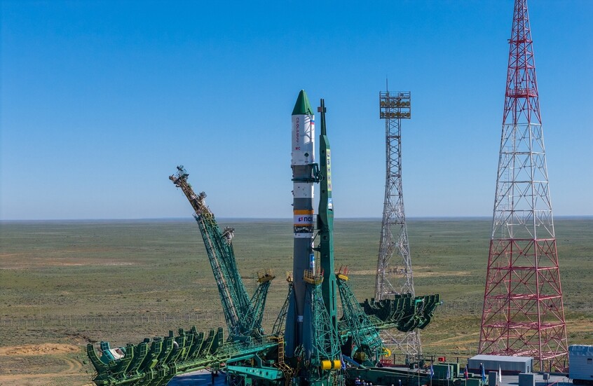 روسيا تنصب صاروخ Soyuz-2.1a على منصة الإطلاق في قاعدة بايكونور