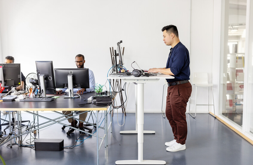 بين الجلوس والوقوف.. أيهما أخطر على صحتك؟