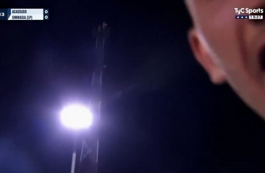 جنون الملاعب.. مشجع يخطف الكاميرا خلال بث مباشر لمباراة (فيديو)